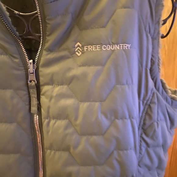 Woman’s reversible Free Country Vest - Picture 6 of 11